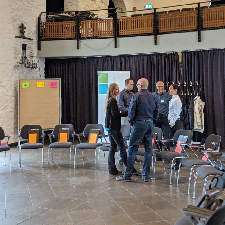 Die ersten Teilnehmer des Alumni-Treffen sind eingetroffen und im Austausch miteinander