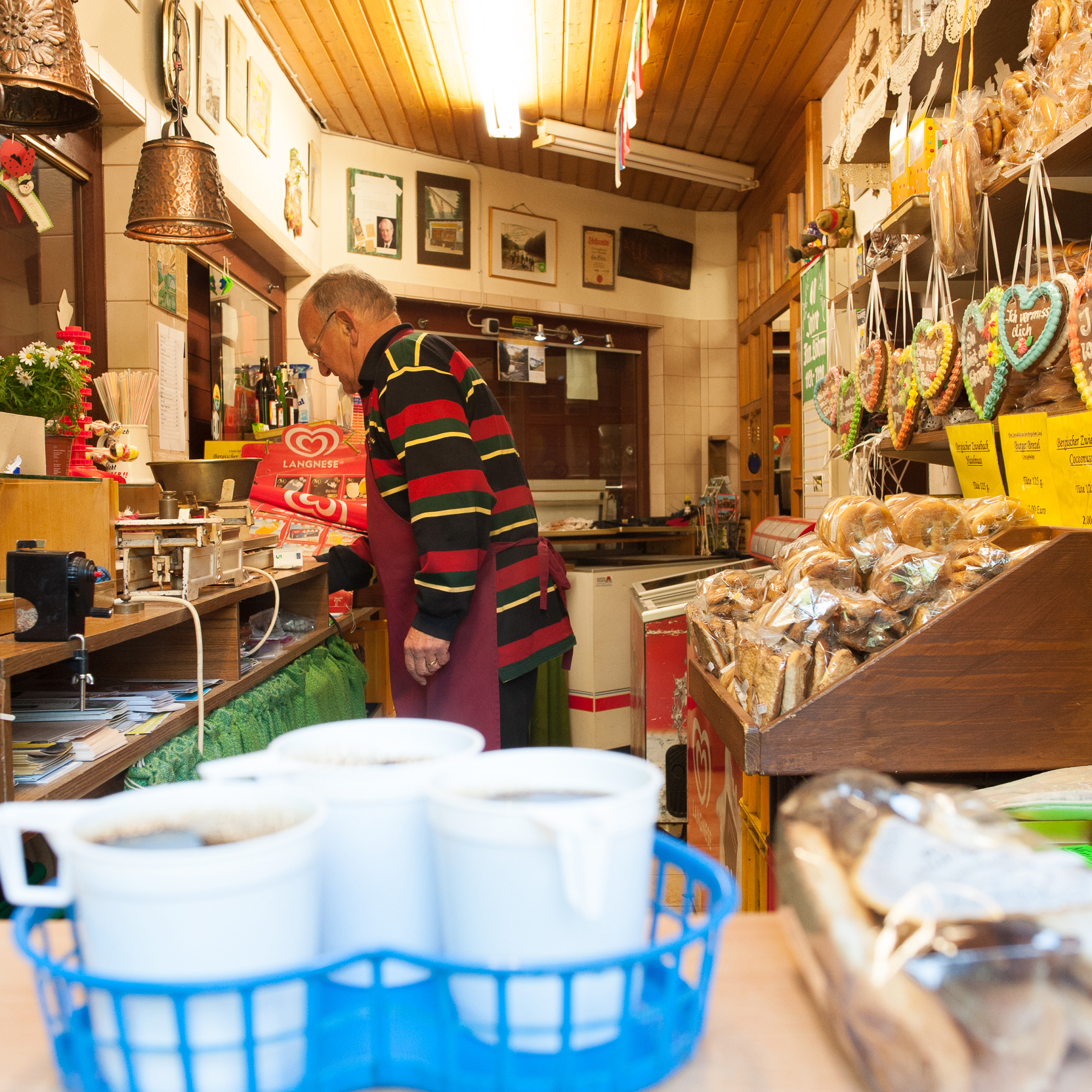 Ein traditioneller Lebkuchenstand mit handgefertigten Lebkuchenherzen und Gebäck in einem gemütlichen Laden