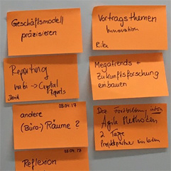 Post its auf Kanban-Wand