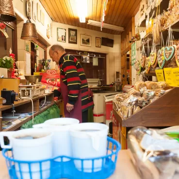 Ein traditioneller Lebkuchenstand mit handgefertigten Lebkuchenherzen und Gebäck in einem gemütlichen Laden