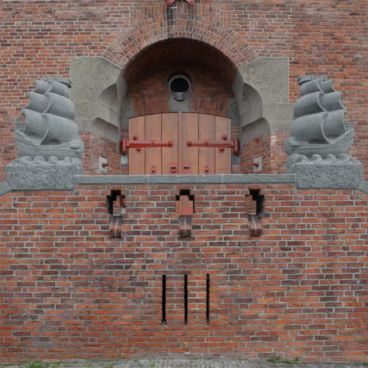 Historische Backsteinmauer mit hölzerner Doppeltür und steinernen Schiffsverzierungen.