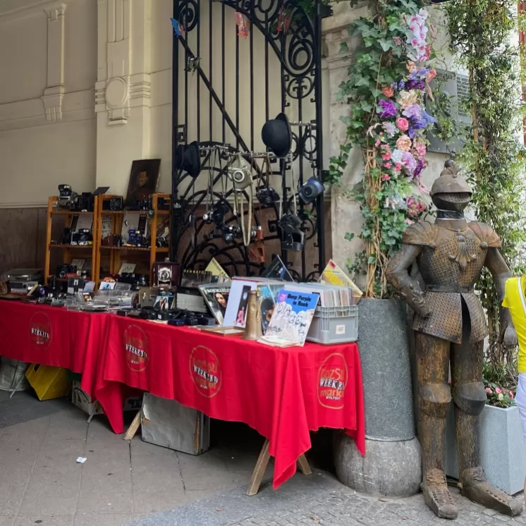 Vintage-Flohmarkt mit Kameras, Schallplatten und dekorativer Ritterrüstung